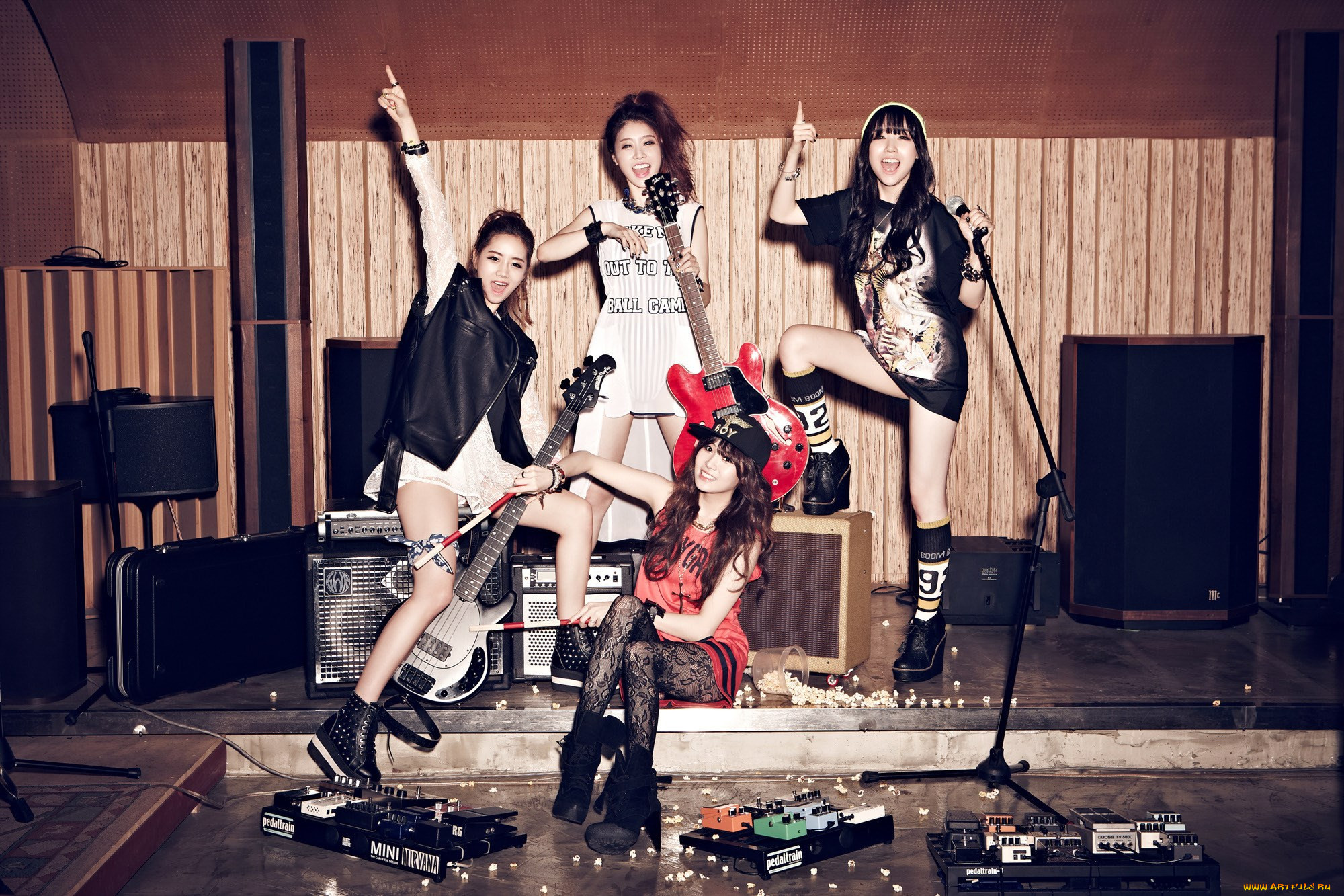 Группа k 6. Герлз дей корейская группа. Корейские певицы группы. K Pop группа с электрогитарами. Корейские певицы девки группа на сцене.